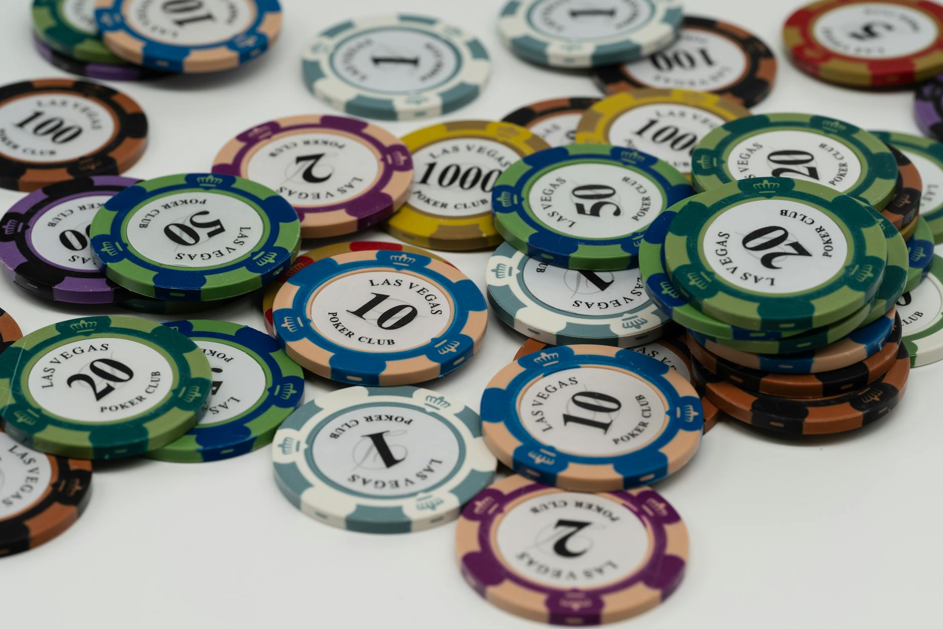 Hai lá bài A và 10 tượng trưng cho blackjack tự nhiên