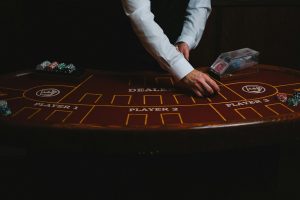 Bàn baccarat live với bài và chip được quay cận cảnh rõ ràng