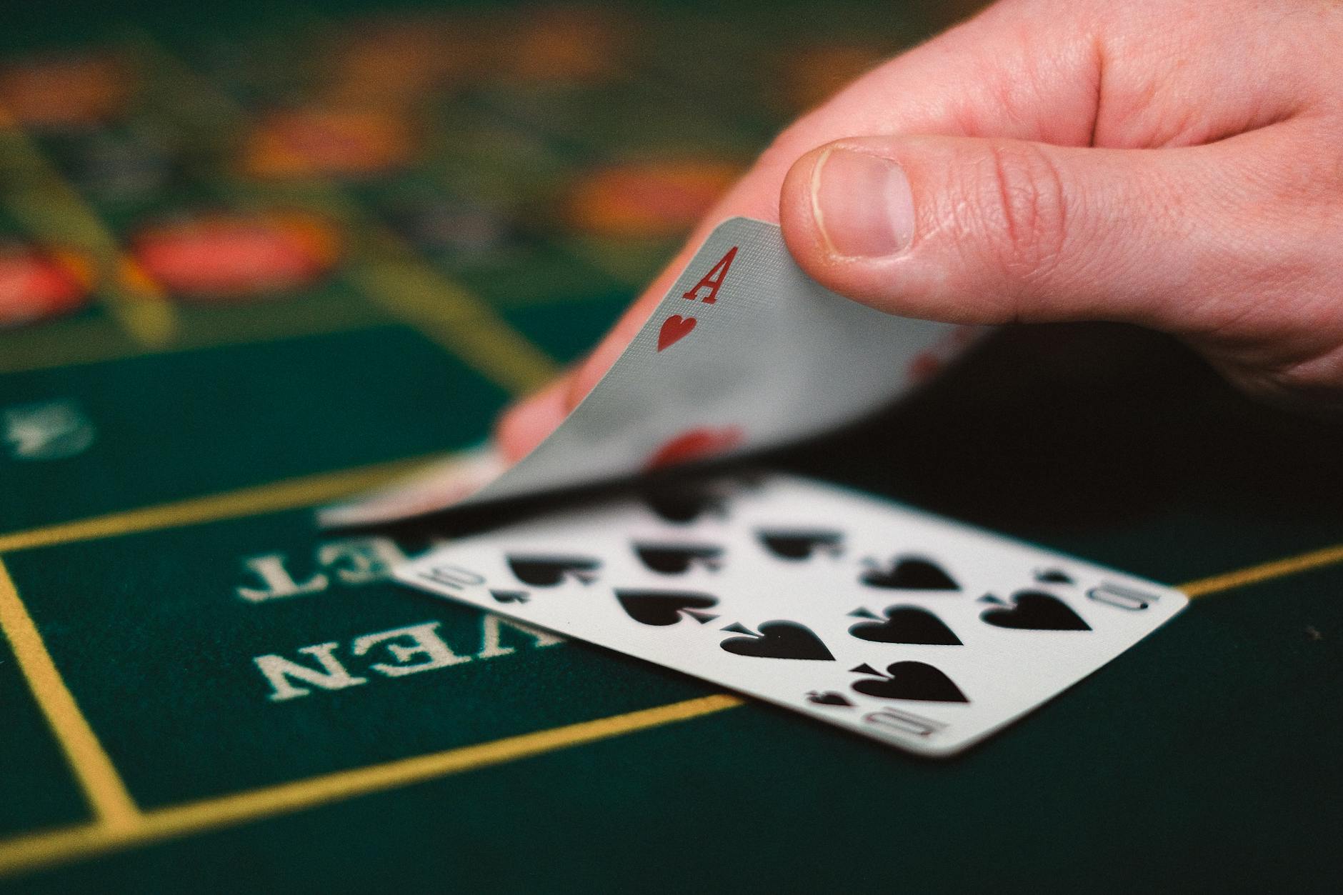 Người chơi thao tác trên điện thoại khi vào bàn baccarat online