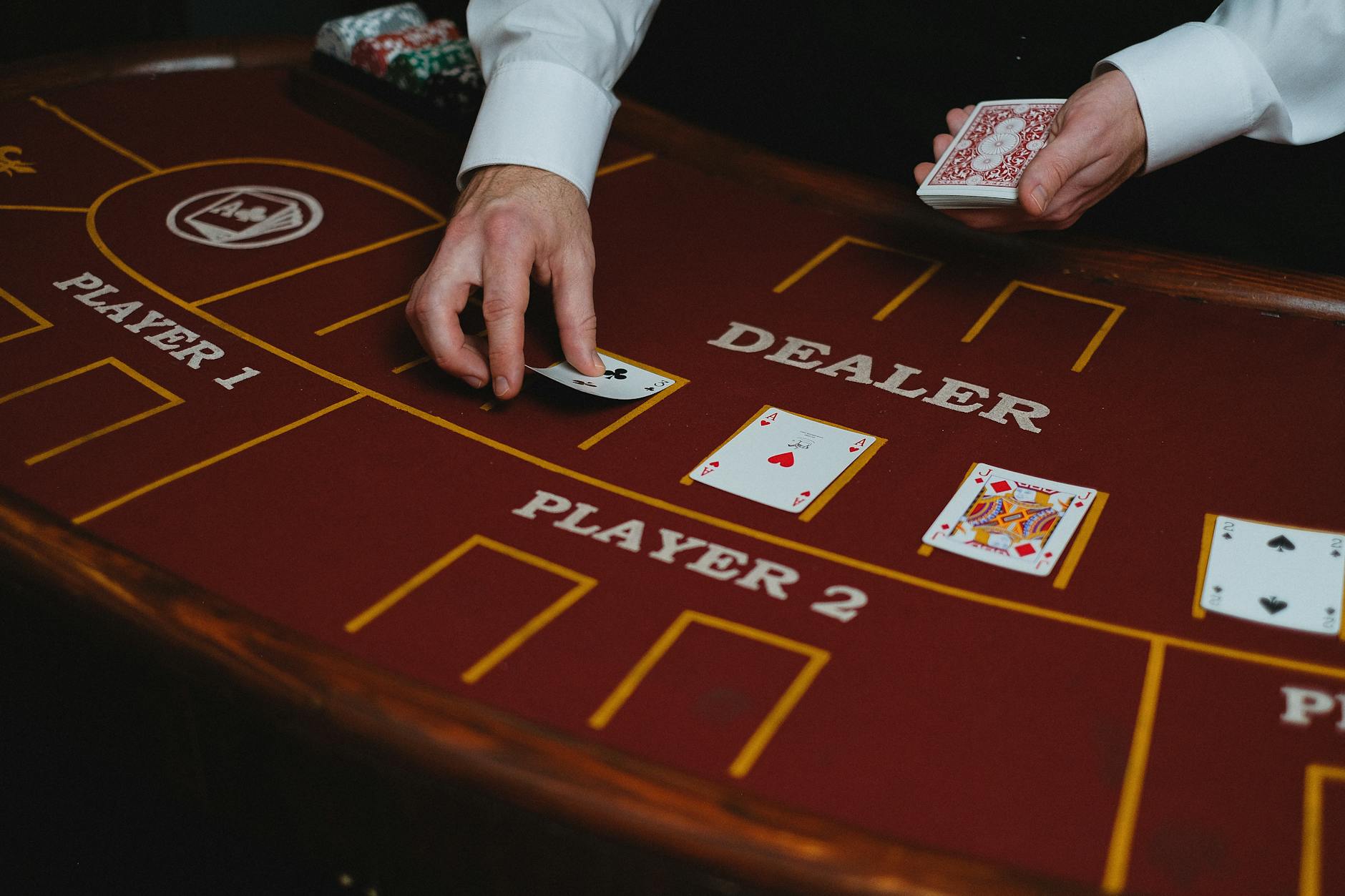 Người chơi cân nhắc hit hoặc stand trong một ván blackjack