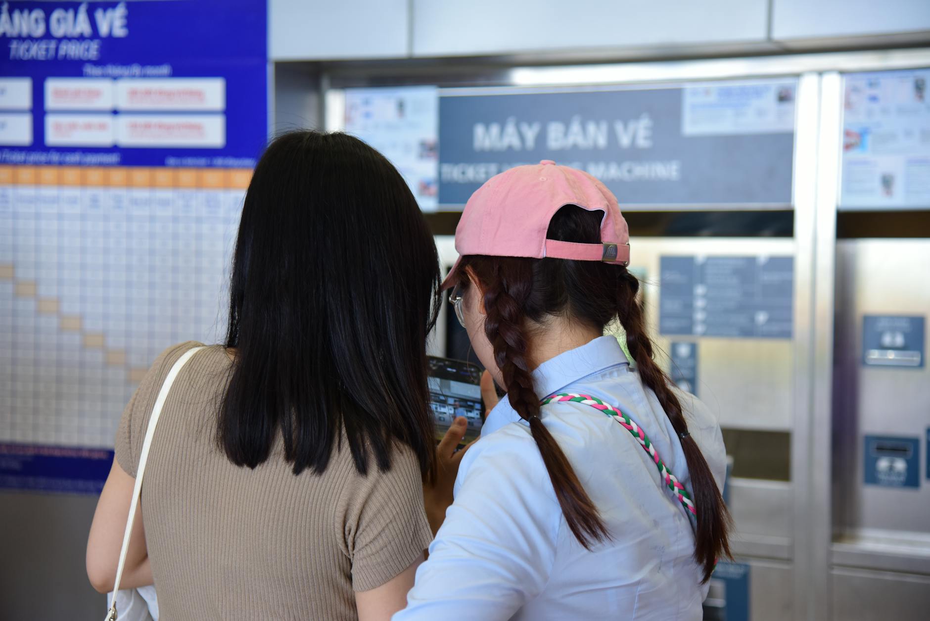 Người chơi đối chiếu bảng kết quả lô trên điện thoại
