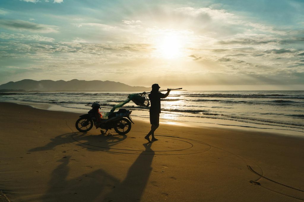 Người dùng gửi link giới thiệu cho bạn bè trên điện thoại