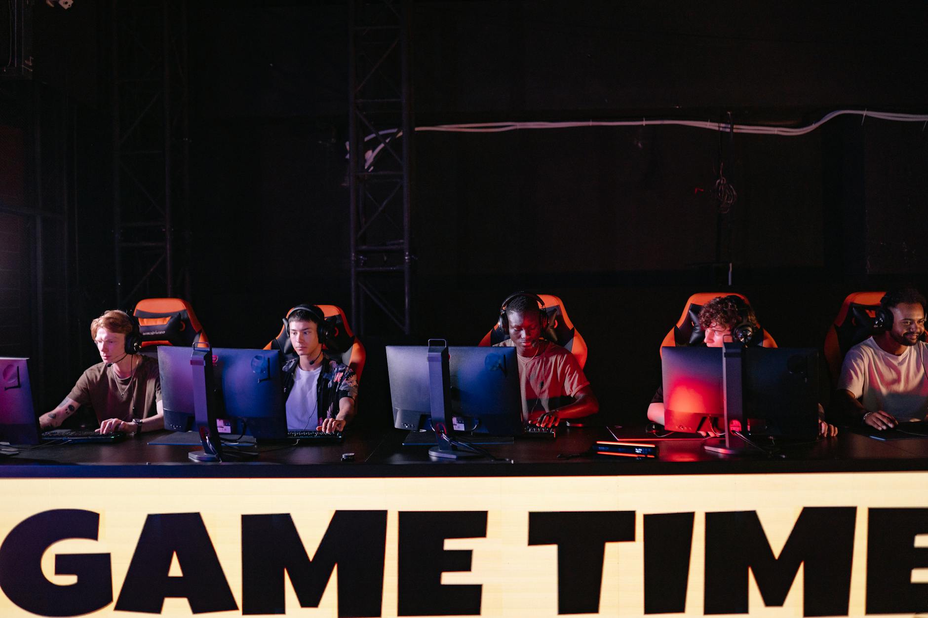 Giải đấu e-sport chuyên nghiệp với hai đội thi đấu trên sân khấu