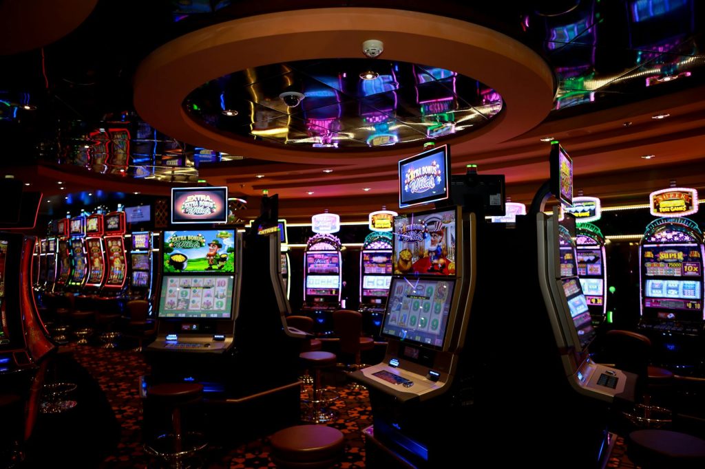 Hình minh họa giao diện game nổ hũ chủ đề kho báu với hiệu ứng vòng quay bắt mắt